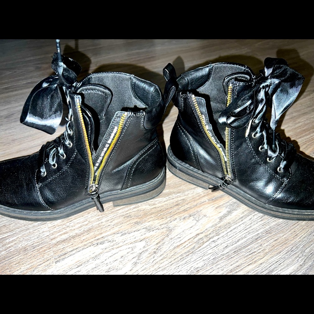 Baretraps Amysue Lace Up Women's Combat Boot